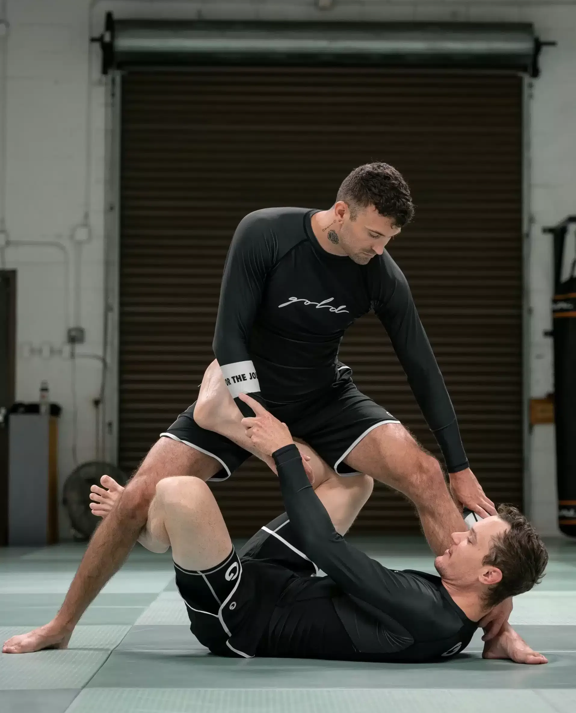 Deux pratiquants de grappling à l’entraînement